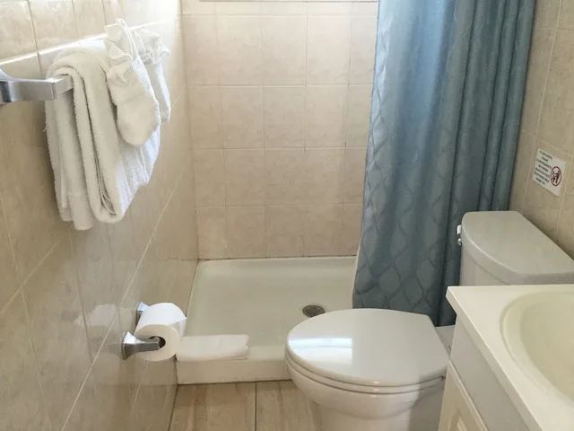 غرفة قياسية بسرير كوين، Breakaway Inn 6/8