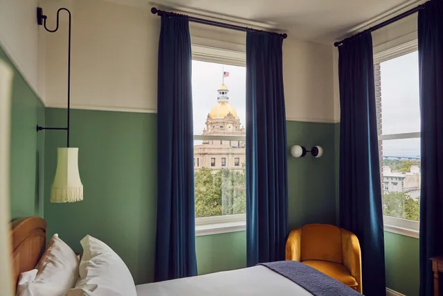 City, King Bed، The Drayton Hotel Savannah, Curio Collection by Hilton 1/2