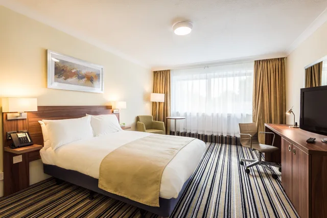 غرفة بريميوم بسرير كينج مع أريكة، Holiday Inn Brighton Seafront Hotel 1/3