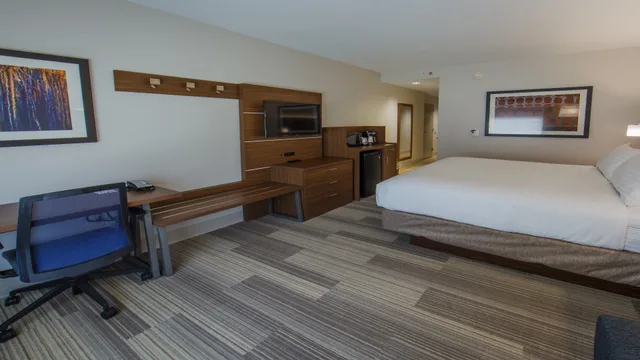 Deluxe, Suite, Accessible, Holiday Inn Express Gatlinburg Downtown 6/10