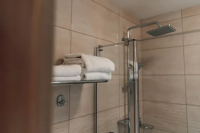 غرفة عائلية بسرير كوين وسريرين منفصلين مع أريكة، Mragowo Resort And Spa 5/5