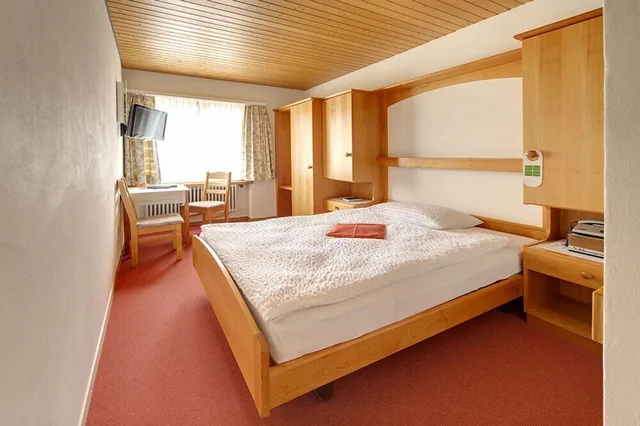 Basic, Double Bed, North Wing، Hotel Parnass 6/8