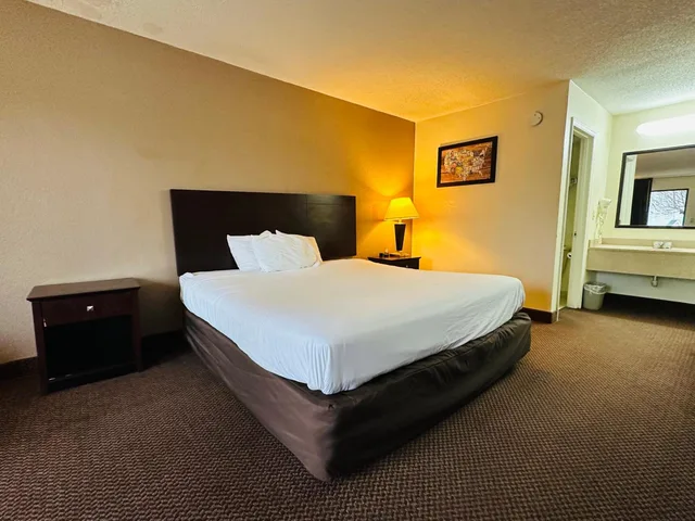 Room, Queen Bed, Exterior Entrance, Econo Lodge Kannapolis - Concord 3/10