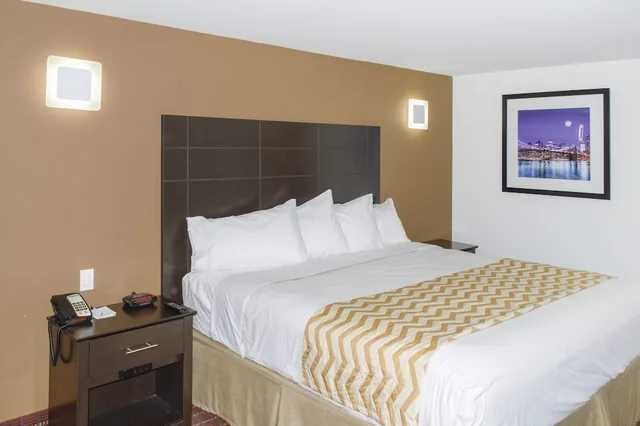 Room, King Bed, Smoking, Travelodge by Wyndham Manhasset 1/5