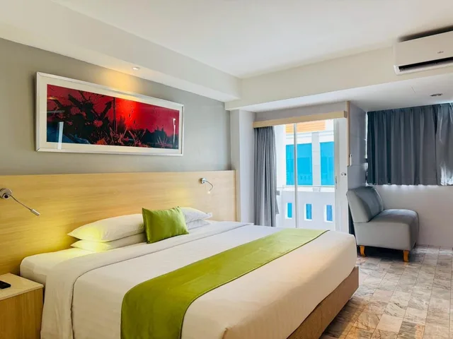 غرفة بسرير كينج بإطلالة على المسبح، iCheck inn Thapra 1/7