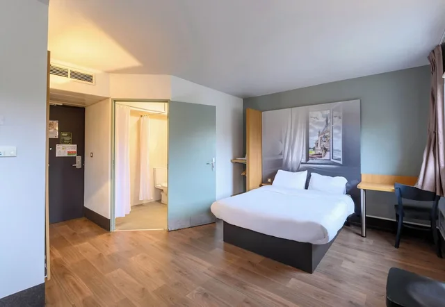 غرفة رباعية بسرير مزدوج وسريرين منفصلين لذوي الإعاقة، B&B HOTEL Creil Chantilly 3/4