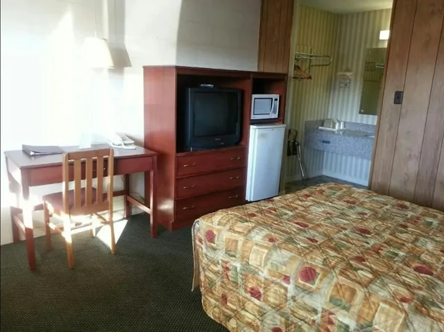 غرفة بسرير كوين للمدخنين، Budget Inn By OYO Natural Bridge I-81 1/3