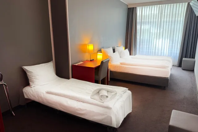 غرفة بريميوم بسرير كينج مع أريكة بحوض استحمام، Garner Hotel Berlin - Gendarmenmarkt by IHG 4/7