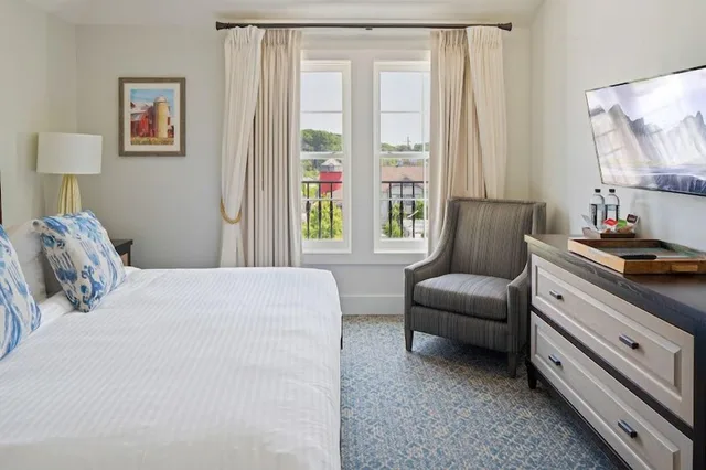 Manor, Suite, King Bed, Sofa، The Inn at Chesapeake Bay Beach Club 2/7
