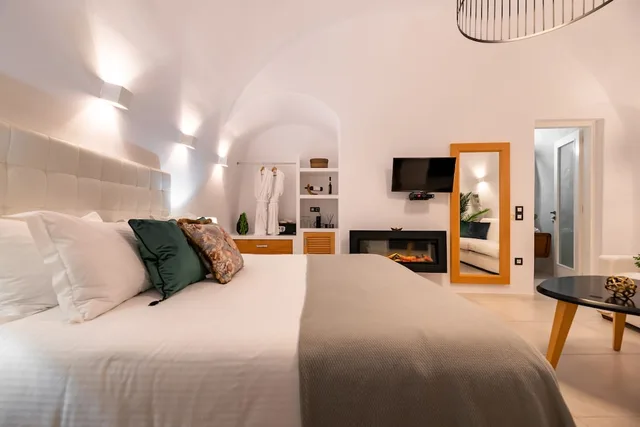 Superior, Suite, King Bed, Jetted Tub, Day Dream Luxury Suites 2/3