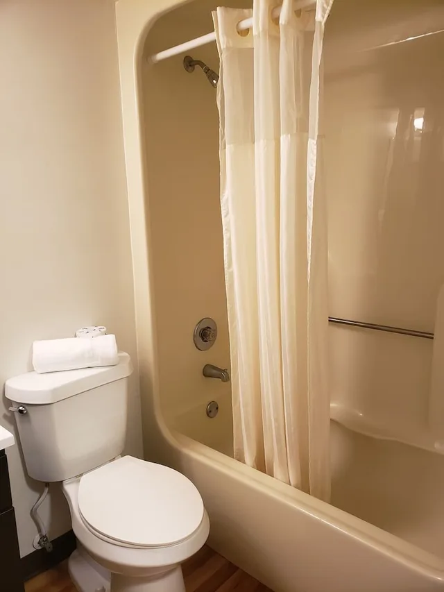 غرفة بسرير كينج بمطبخ صغير، Flamingo Inn 10/10