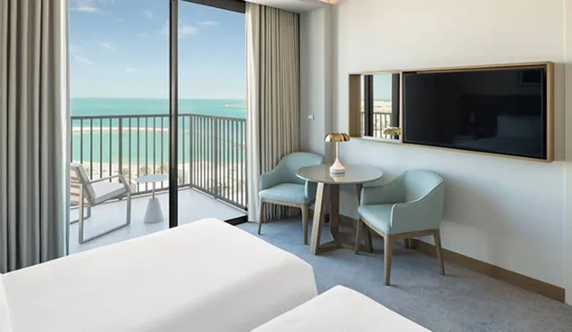 غرفة ديلوكس بسريرين منفصلين بإطلالة على البحر بشرفة، Vida Beach Resort Marassi Al Bahrain 2/4