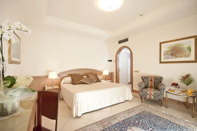غرفة ديلوكس ثلاثية بثلاثة أسرّة، Grand Hotel Gallia 2/5