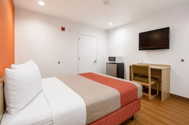 غرفة قياسية بسرير مزدوج لذوي الإعاقة، Motel6 Bakersfield, CA - Airport 1/7