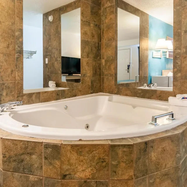 غرفة بسرير كينج بجاكوزي، Motel6 Farmington Hills, MI - Northwest - Farmington Hills 9/10