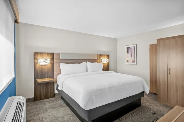1 Bedroom, Suite, King Bed, Sofa, Holiday Inn Express Monticello 1/2
