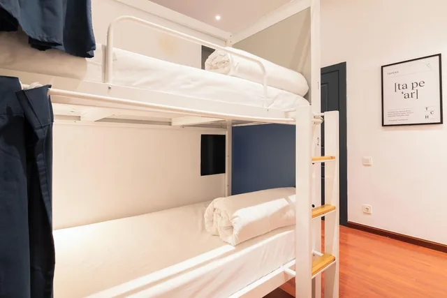 Private, 8 Beds, 4 Bunk Beds, Private Bathroom، Rodamon Barcelona Hostel 1/2