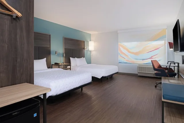 غرفة بسريرين كوين بحوض استحمام، Tru by Hilton Miramar 2/3