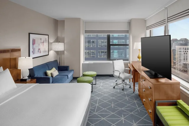 Deluxe, King Bed, Sofa, Courtyard New York Manhattan/Midtown East 8/10