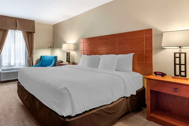 غرفة بسرير كينج مع أريكة، Comfort Inn Augusta Me 4/5