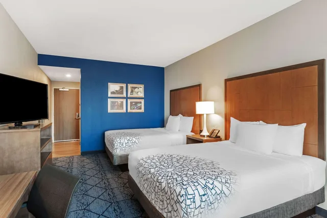 غرفة بسريرين كوين بإطلالة على المدينة، La Quinta Inn & Suites by Wyndham Kansas City Beacon Hill 1/3
