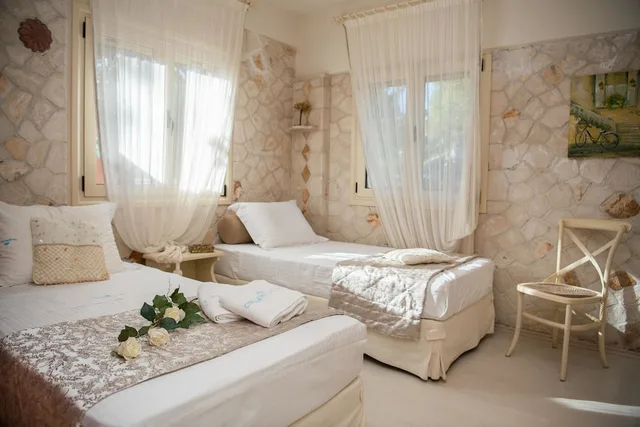 3 Bedrooms, Suite, 1 Queen and 4 Single Beds, Beach Front، Calypso Villas Zakynthos 2/7
