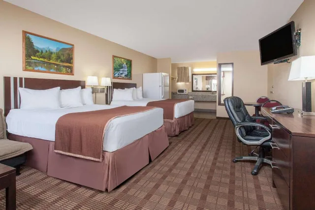 Upgrade, 2 Queen Beds، Econo Lodge Inn & Suites Medicine Hat Highway 1 5/10