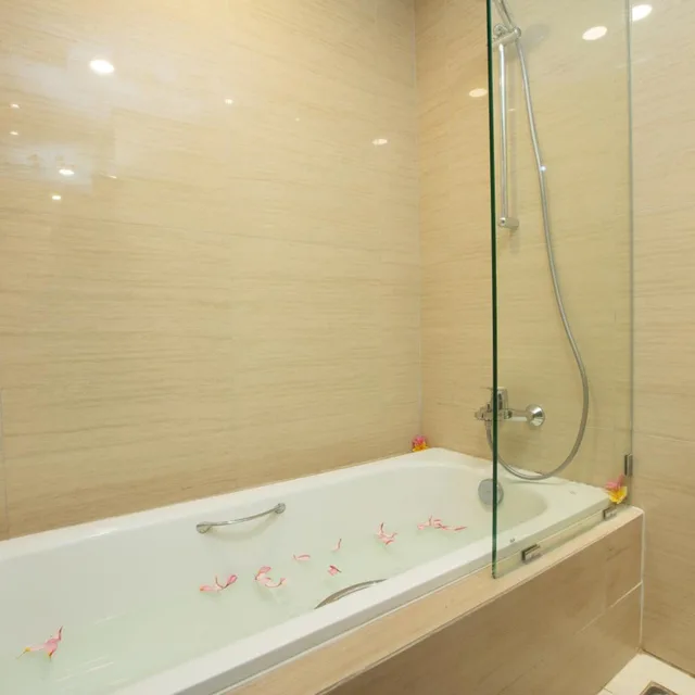 غرفة ديلوكس بسريرين منفصلين بحوض استحمام، LK Hotel Chadstone Cikarang 3/3