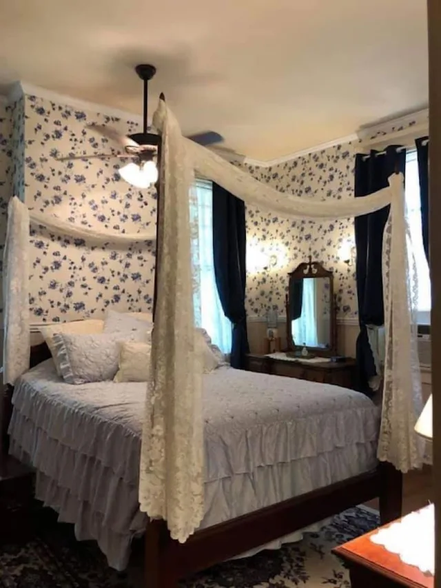 Queen Bed, The Lancaster Manor Bed and Breakfast 3/9