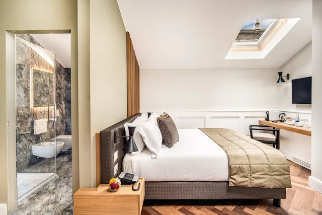 غرفة تنفيذية ثلاثية بسرير كوين مع أريكة، DBH Duomo Boutique Hotel Lake Como 2/4