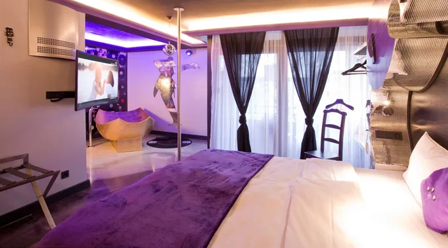Mus Building, Queen Bed، PLAZA INN stays design Dortmund 3/4