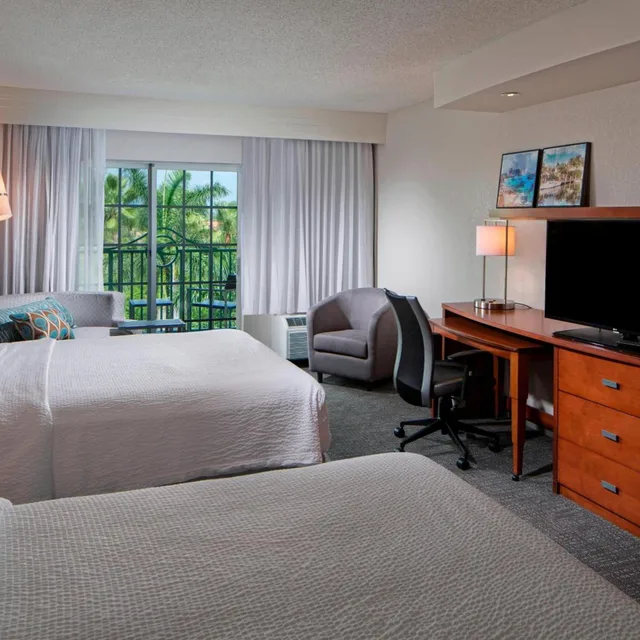 Redesigned, Guest Room, 2 Queen Beds, Sofa, Large، Courtyard Fort Lauderdale Airport and Cruise Port 2/3