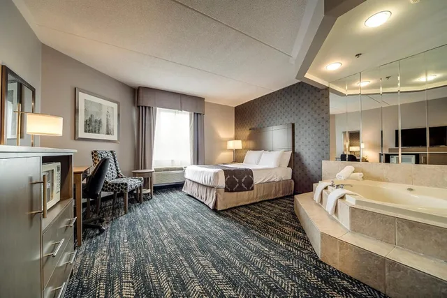 جناح بسرير كينج وسرير كوين بحوض جاكوزي، Monte Carlo Inn Brampton Suites 3/10