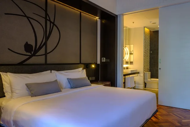جناح ديلوكس بسرير كينج وسرير فردي بإطلالة على البحر بشرفة، Lone Pine Penang a Tribute Portfolio Resort 2/9