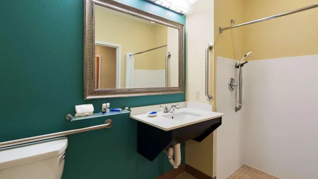 غرفة بسريرين كوين بحوض استحمام لذوي الإعاقة، Best Western Plus Harrisburg Mechanicsburg 7/7