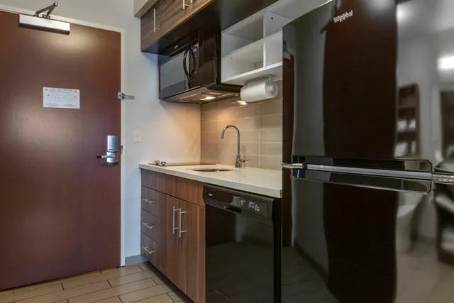 غرفة قياسية بسرير كينج لذوي الإعاقة، MainStay Suites Coeur d Alene, ID 5/6