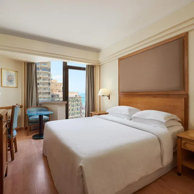 غرفة كلاسيكية بسرير كوين بإطلالة على المدينة بشرفة في طابق منخفض، Sheraton Montazah Hotel 1/4