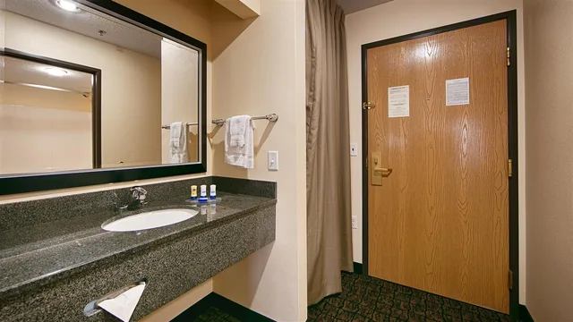 جناح بسرير كينج مع أريكة بحوض جاكوزي، Best Western Plus Wendover Inn 1/1