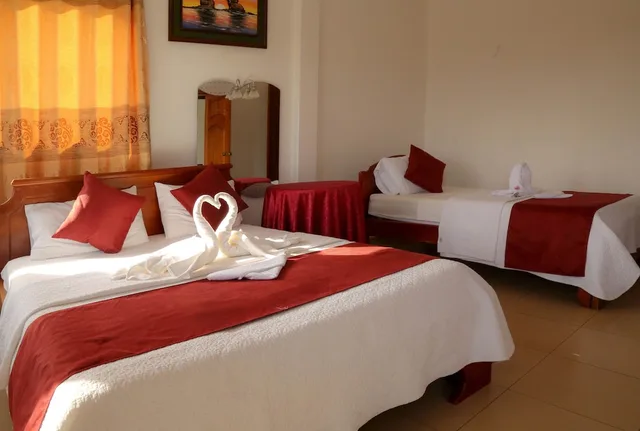 غرفة عائلية بسرير كوين وسرير فردي بشرفة، Hostal Sir Francis Drake 1/3