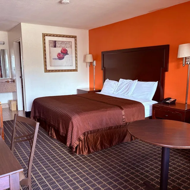 غرفة بسرير كينج للمدخنين، Regency Inn 1/9
