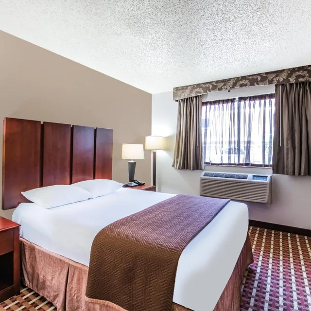 غرفة بسرير كوين بحوض استحمام لذوي الإعاقة، Super 8 by Wyndham Harlingen TX 1/4