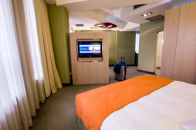 غرفة ديلوكس بسرير كينج، Golden Tulip Ana Tower Sibiu 5/10