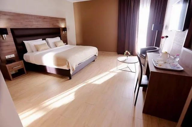 غرفة رباعية بسرير مزدوج وسريرين منفصلين، Le Zenith Hotel Oran 2/7