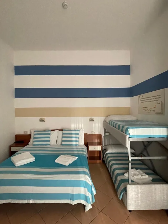 غرفة رباعية بسرير كوين وسرير بطابقين، Hotel Villa Caterina 5/10