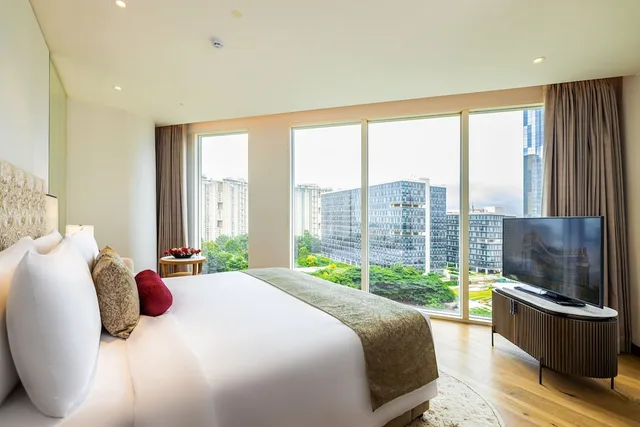 غرفة سوبيريور بسرير كينج بإطلالة على المسبح، The Leela Bhartiya City Bengaluru 2/8
