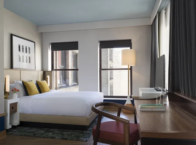 غرفة بريميوم بسرير كينج بحوض استحمام لذوي الإعاقة، The Kimpton Schofield Hotel 2/3