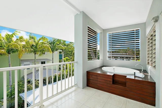 غرفة بسرير كينج وسريرين منفصلين بغرفتي نوم، Mantra Aqueous Port Douglas 4/7