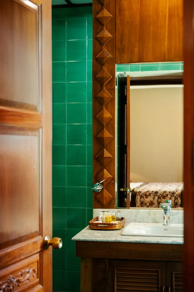 غرفة بسرير كينج، Earls Regency Hotel 2/2