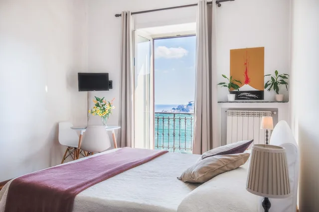 Panoramic, Triple, 1 Queen and 1 Single Bed, Sea View, Balcony, NapoliCentro Mare 3/6