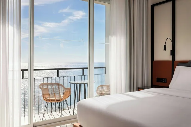 غرفة ديلوكس بسرير كينج بإطلالة على البحر بشرفة، Hotel Riomar, Ibiza, a Tribute Portfolio Hotel 6/9
